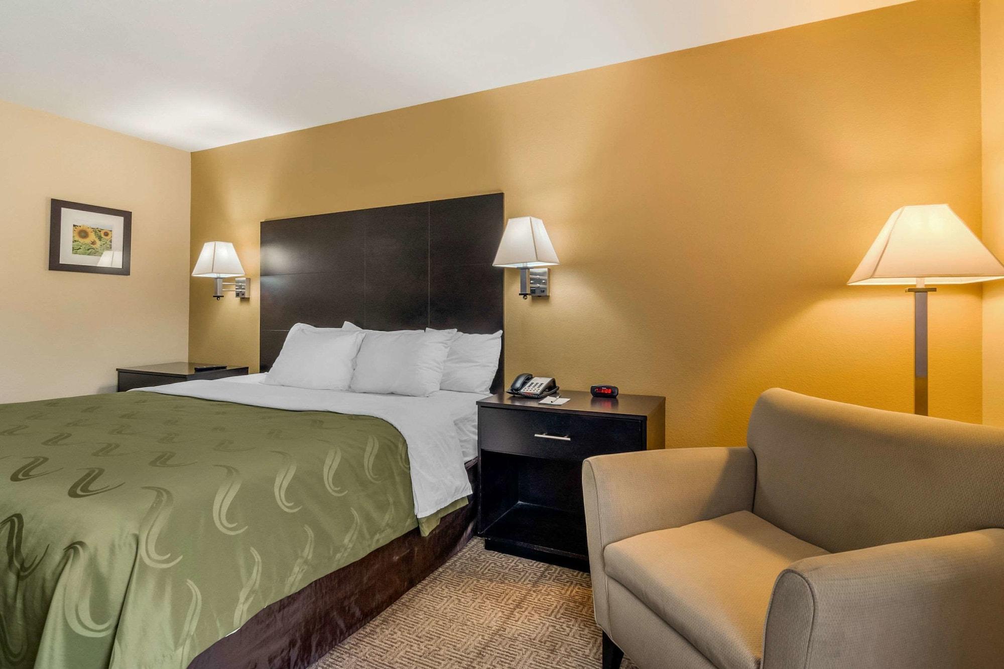 Quality Inn & Suites Lenexa Kansas City Exterior photo